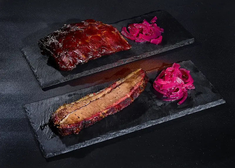 Брискет, Свиные рёбра BBQ, Свиные рёбра с перцем, Рваная свинина, Техасские колбаски, Колбаски «Говяжий ковбой»